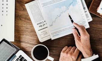 3 experts pick their top ASX dividend stocks to watch in 2022