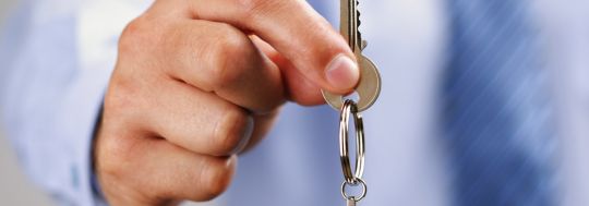 Man holding a key | Canstar