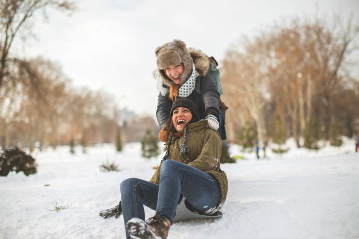 friends-in-snowy-country-travel