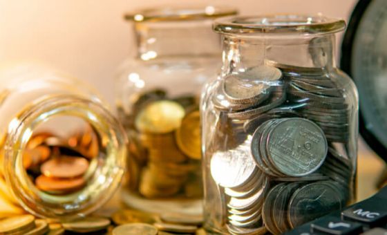 Coins and a calculator with clock (1)