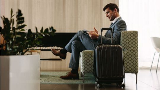 travel credit and debit card ratings lounge access