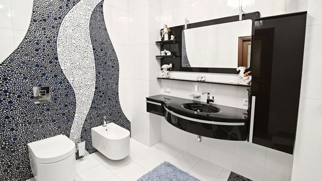 Feature tile wall in bathroom