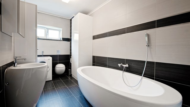 horizontal feature striped tiles in bathroom