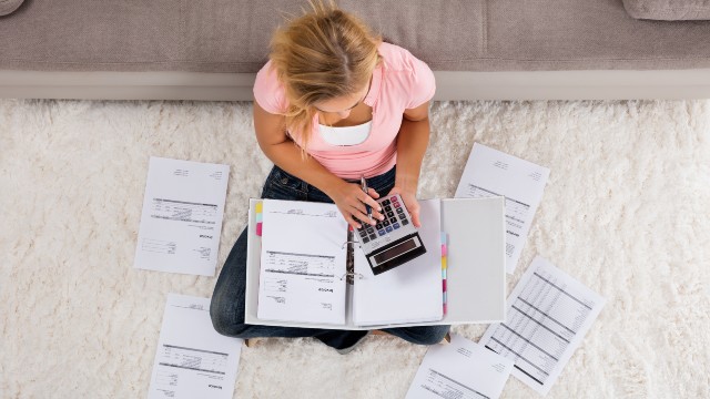 Woman budgeting to switch home loans