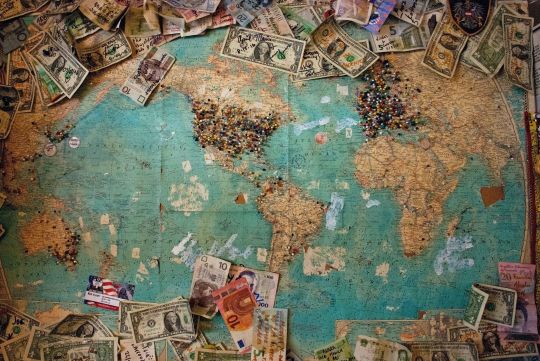 Map of the world with a money border