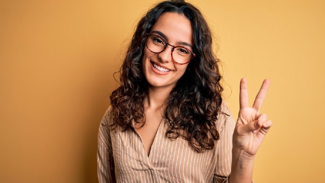 Person holding up 2 fingers