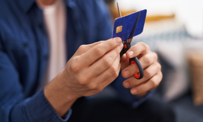 Does closing a credit card affect credit score?