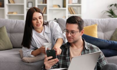 A couple looks at a mobile phone and discusses how to choose health insurance.
