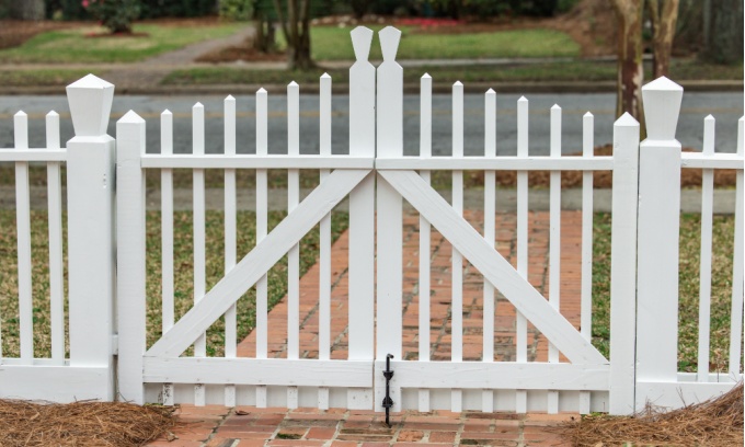 How much does it cost to build a fence Canstar